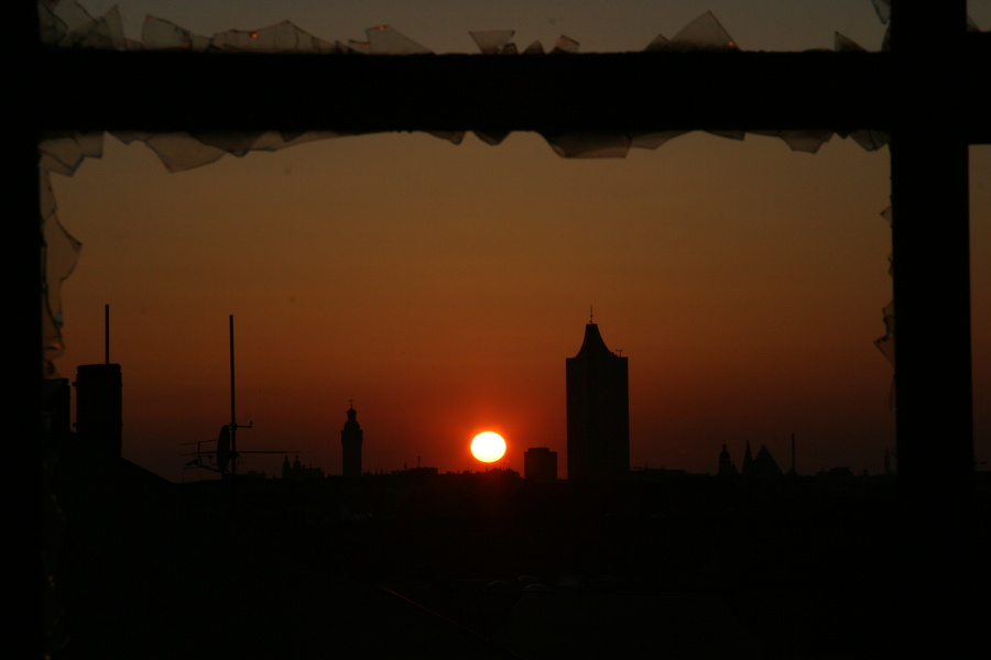 Sonnenuntergang bei meiner Fabrik, MDR-Turm Leipzig durchs Fenster  7600.JPG