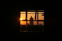 Sonnenuntergang bei meiner Fabrik, MDR-Turm Leipzig durchs Fenster  7586