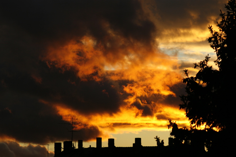 Krasser Wolkenhimmel mit Abendsonne  6930.JPG