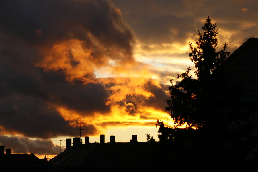 Krasser Wolkenhimmel mit Abendsonne  6932.JPG