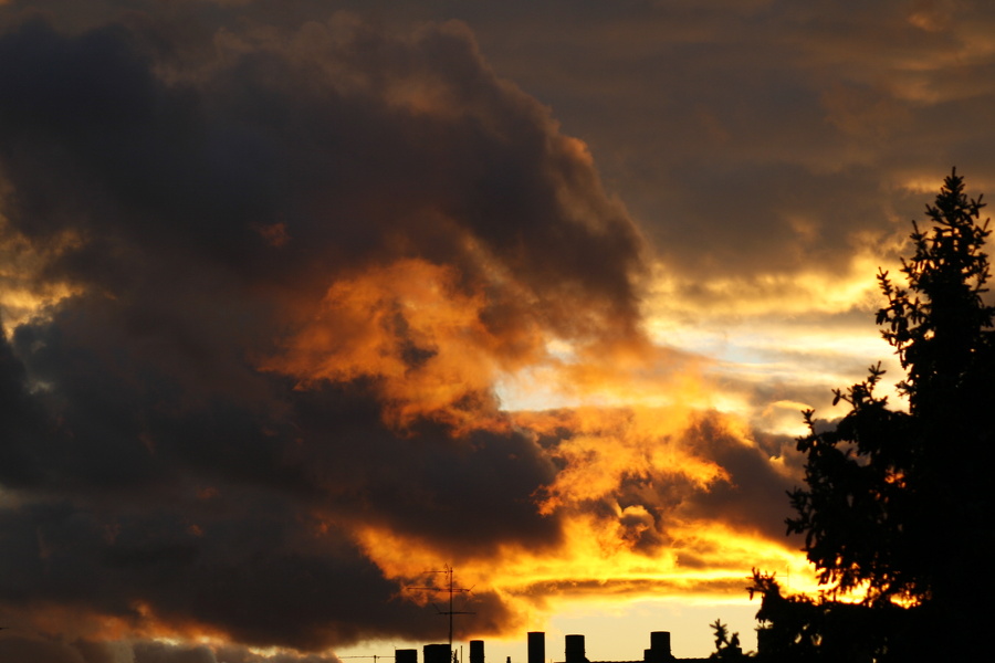 Krasser Wolkenhimmel mit Abendsonne  6933.JPG
