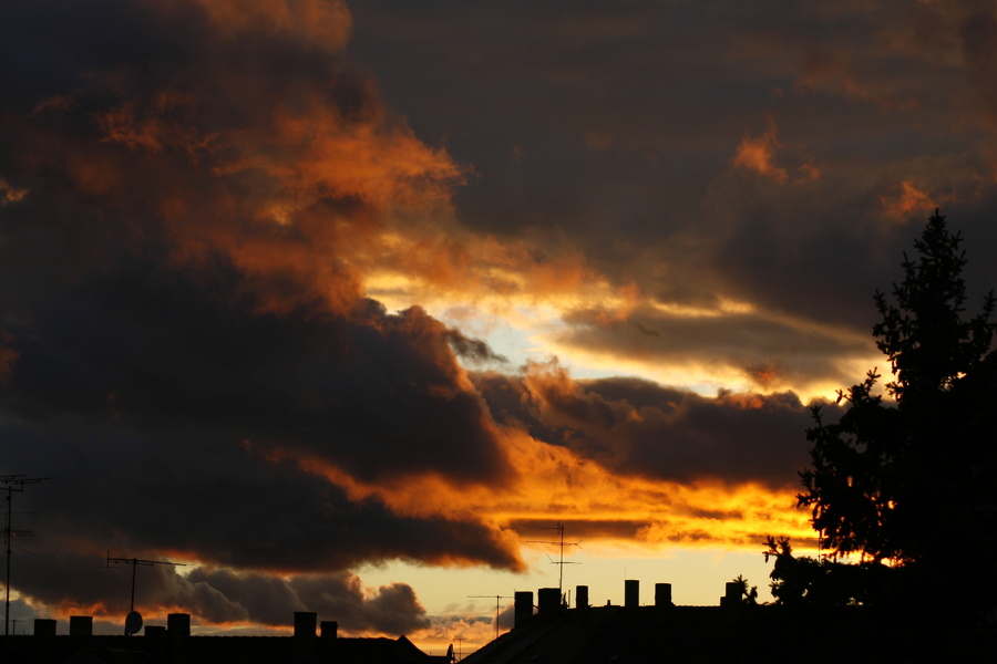 Krasser Wolkenhimmel mit Abendsonne  6936.JPG
