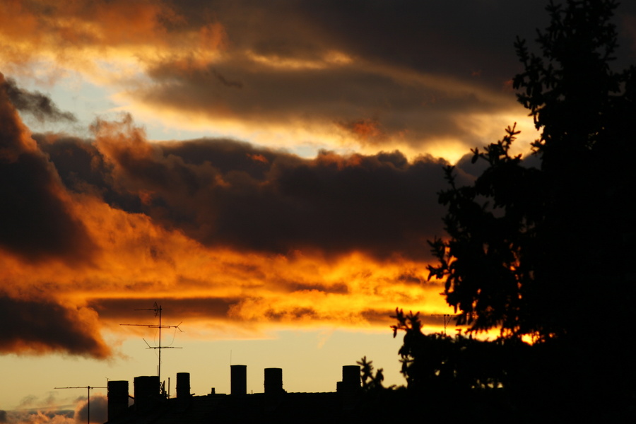 Krasser Wolkenhimmel mit Abendsonne  6937.JPG